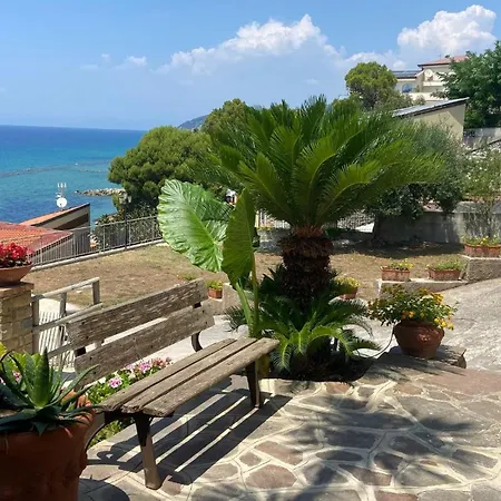 Donna Laura Sea Front Apartamento